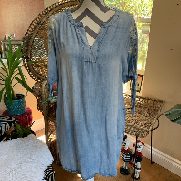 Blue Pair Dresses & Skirts - BLUE PAIR chambray denim dress.